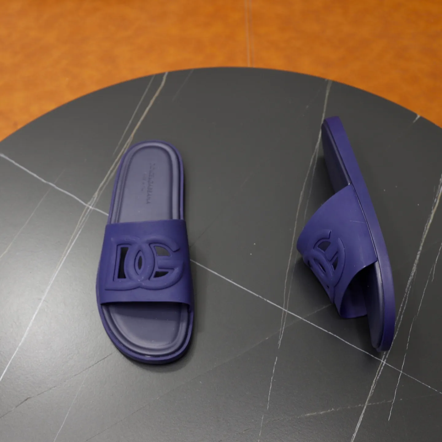 Ex-factory price: 340💰🙅‍♂️🙅‍♂️🙅‍♂️ Brand: DG Standard code: 38-44 (45 customized) Grade: Same as the official website Material: Original leather design Original lightweight wear-resistant molded outsole Style category: Men's fashion sandals Distinguished luxury brand elements Top luxury Color: Actual picture color